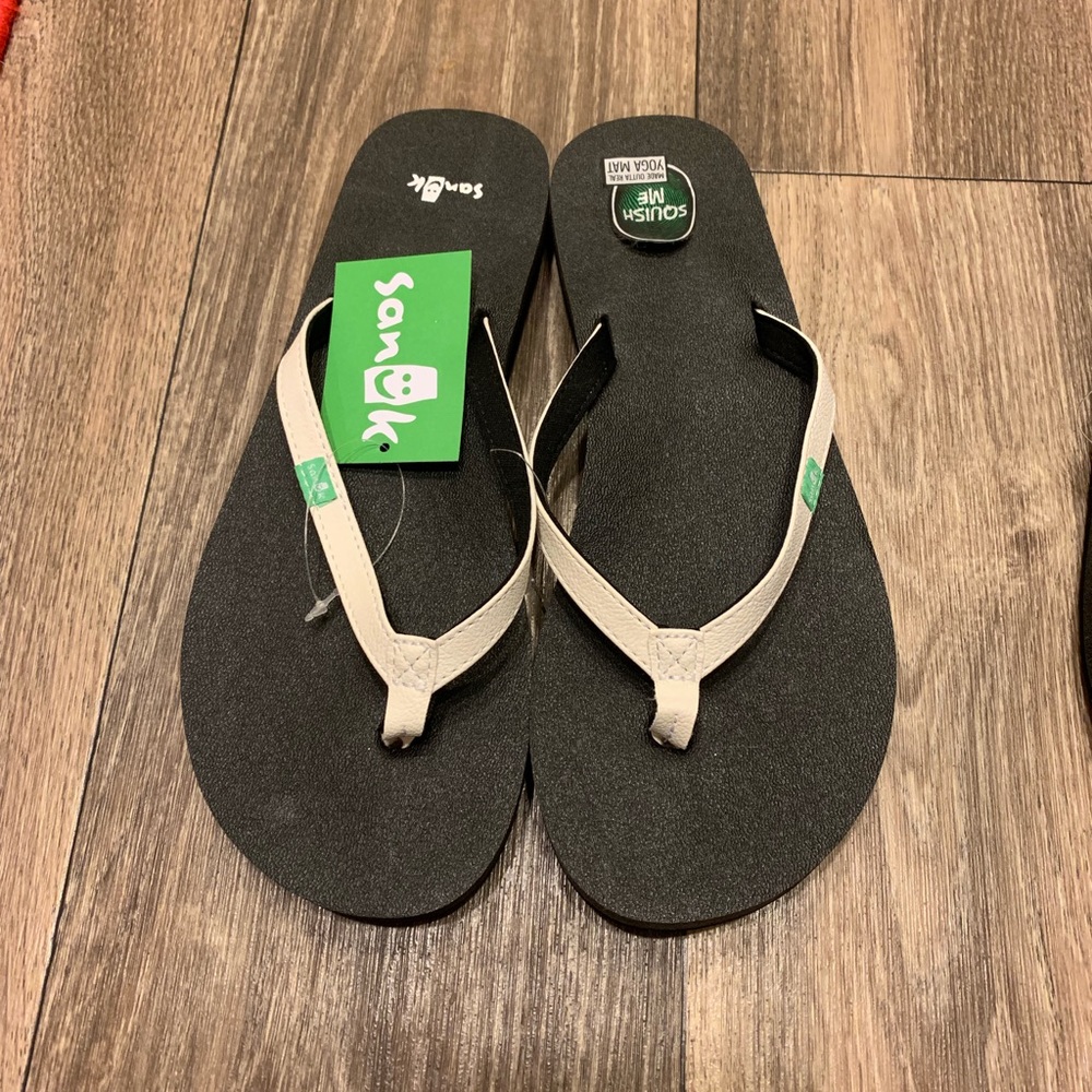 NWT Sanuk flip flops